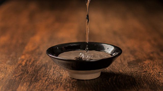 浓香型、酱香型白酒的酿造工艺有何特点？